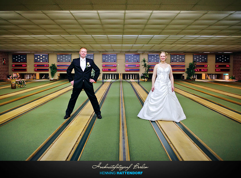 Hochzeitsfotograf Fotoshooting auf einer Kegelbahn in Hamburg