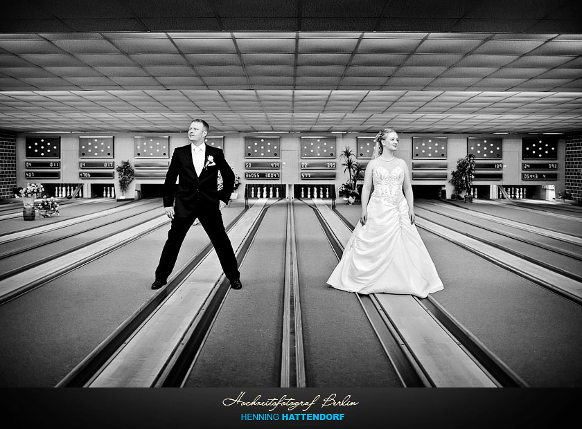 Hochzeitsfotograf Fotoshooting auf einer Kegelbahn in Hamburg
