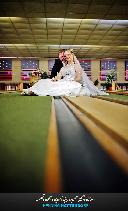 Hochzeitsfotograf Hochzeitsportrait auf einer Kegelbahn in Hamburg