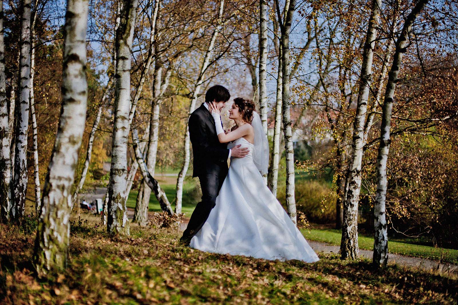 Hochzeitsfotograf Berlin mit einem Brautpaar im Herbst im Standesamt Hochzeitsvilla Zehlendorf