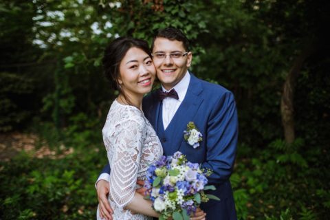 Hochzeitsfotograf Berlin beim Fotoshooting mit einem Brautpaar an der Villa Kogge