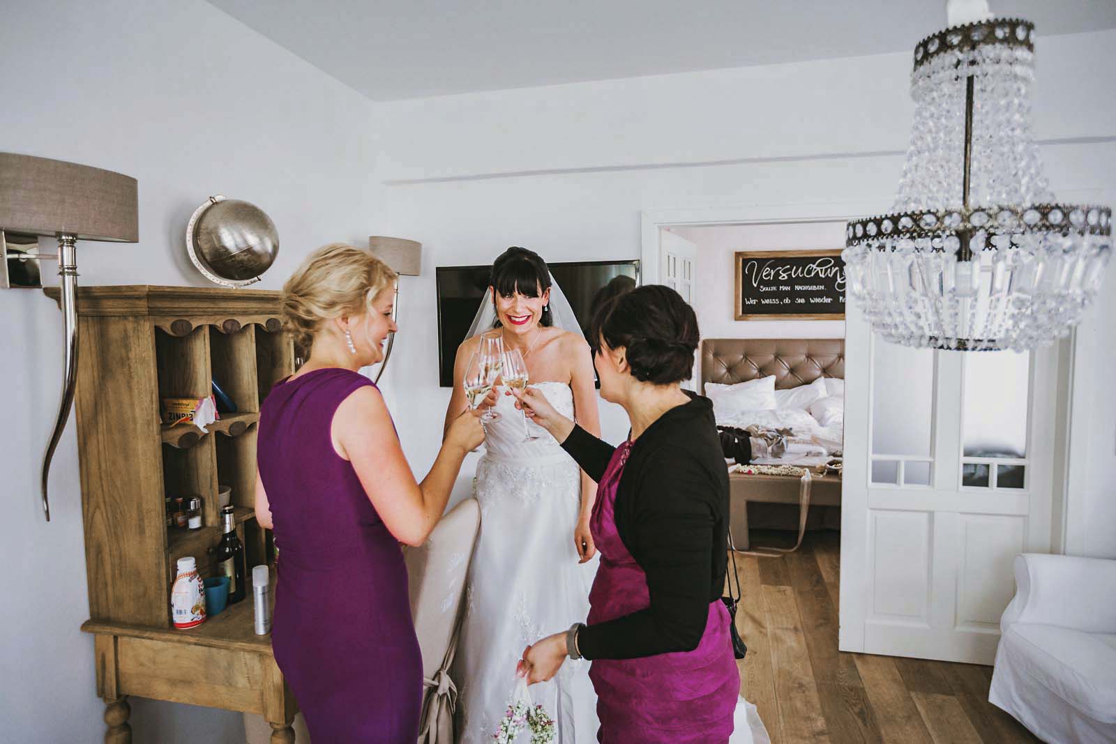 Braut und Brautjungfern im Spreewaldresort Seinerzeit Fotograf der Hochzeitsreportage Copyright by Hochzeitsfotograf www.berliner-hochzeitsfotografie.de