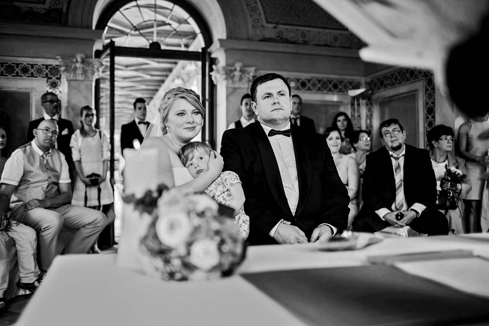 Brautpaar mit Kind bei einer standesamtlichen Hochzeit im Maurischen Kabinett im Belvedere in Potsdam Copyright by Hochzeitsfotograf www.berliner-hochzeitsfotografie.de