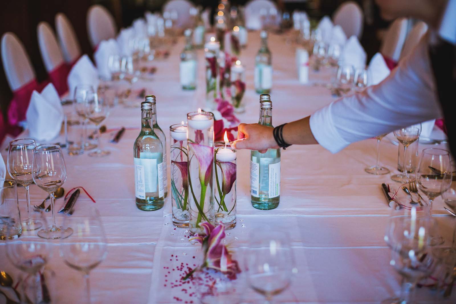 Gedeckter Tisch Hochzeit Schloss Hubertushoehe Copyright by Hochzeitsfotograf www.berliner-hochzeitsfotografie.de