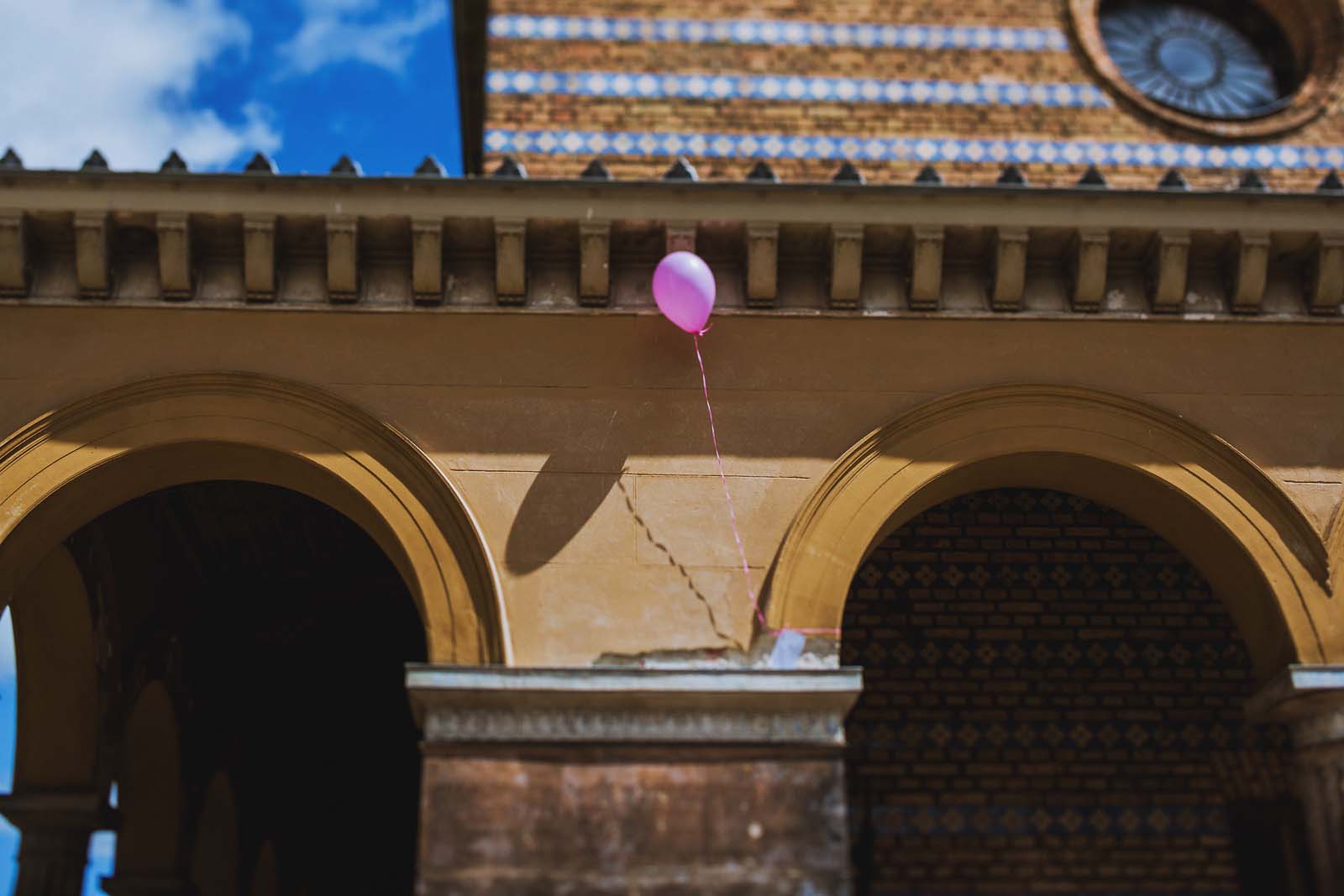 Luftballon Kirche Sacrow Potsdam Copyright by Hochzeitsfotograf www.berliner-hochzeitsfotografie.de