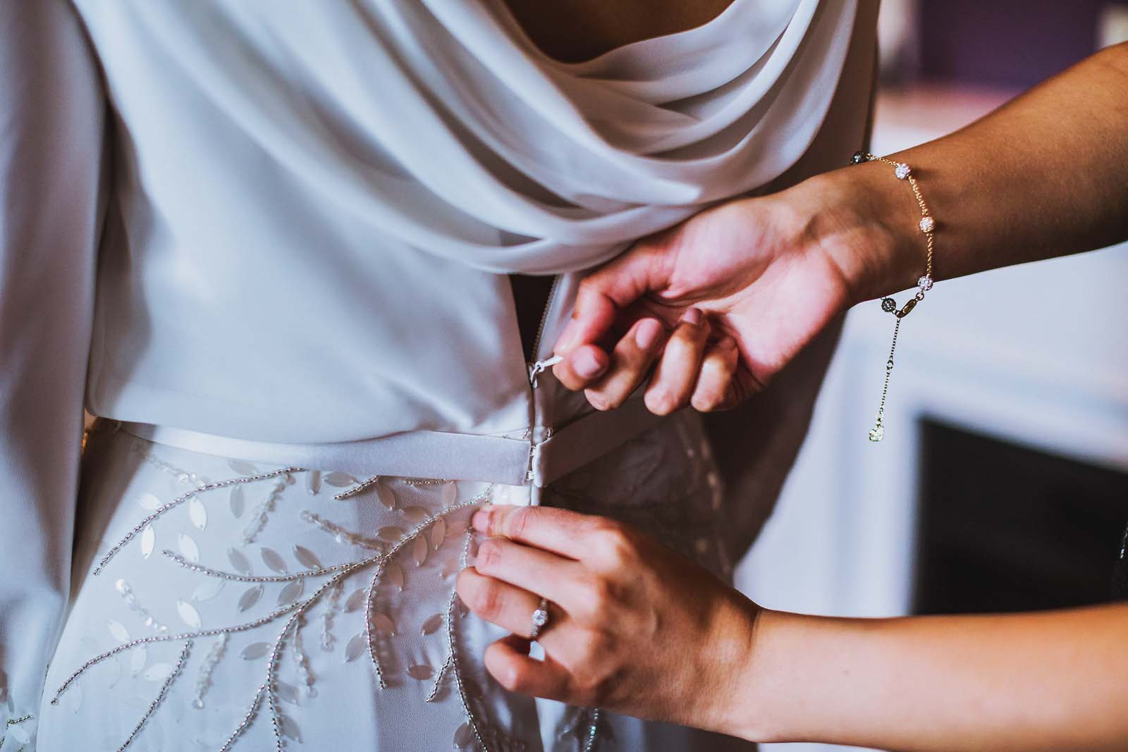 Vorbereitung Hochzeit Brautkleid Copyright by Hochzeitsfotograf www.berliner-hochzeitsfotografie.de