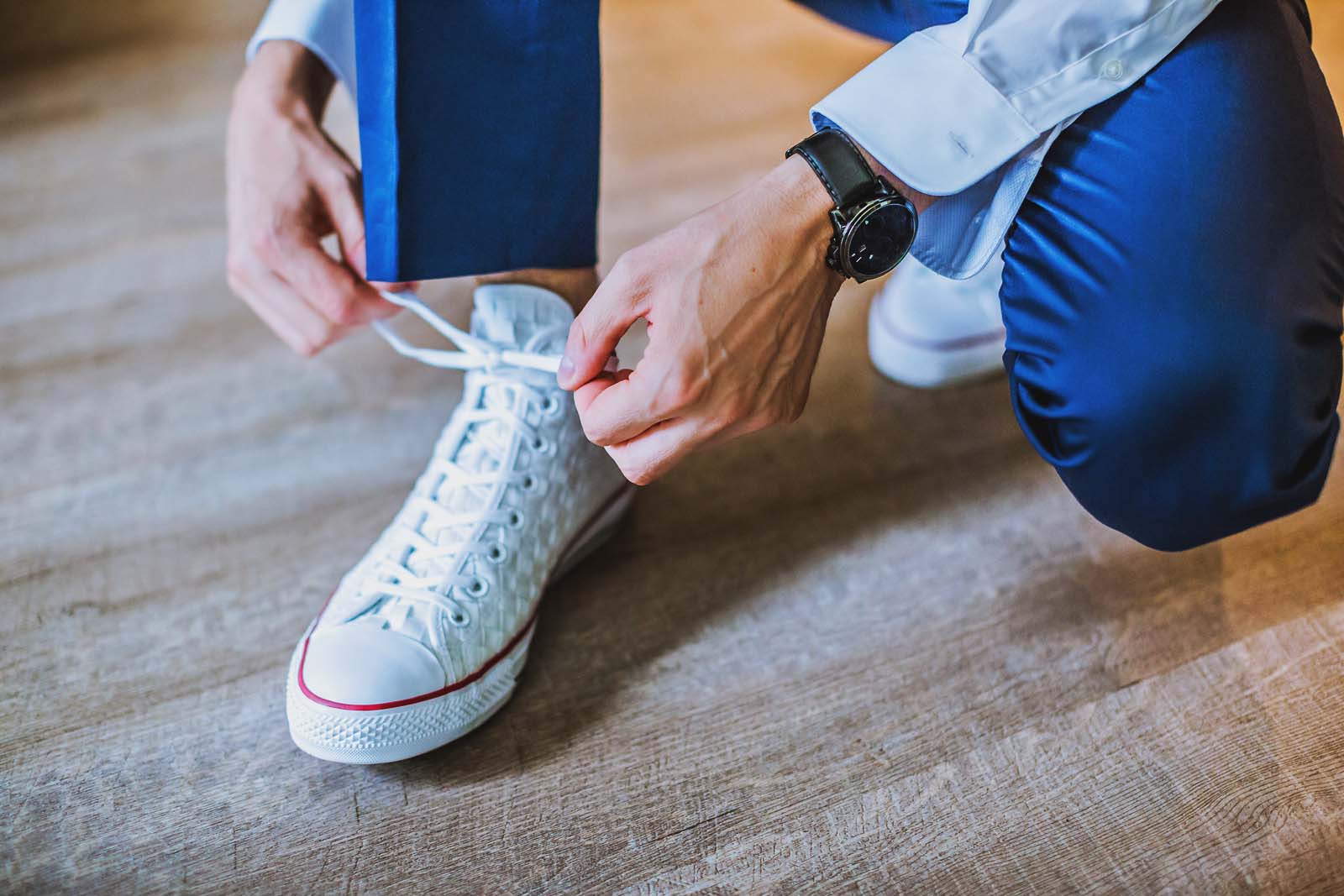 Braeutigam Vorbereitung Hochzeit Schuhe Copyright by Hochzeitsfotograf www.berliner-hochzeitsfotografie.de