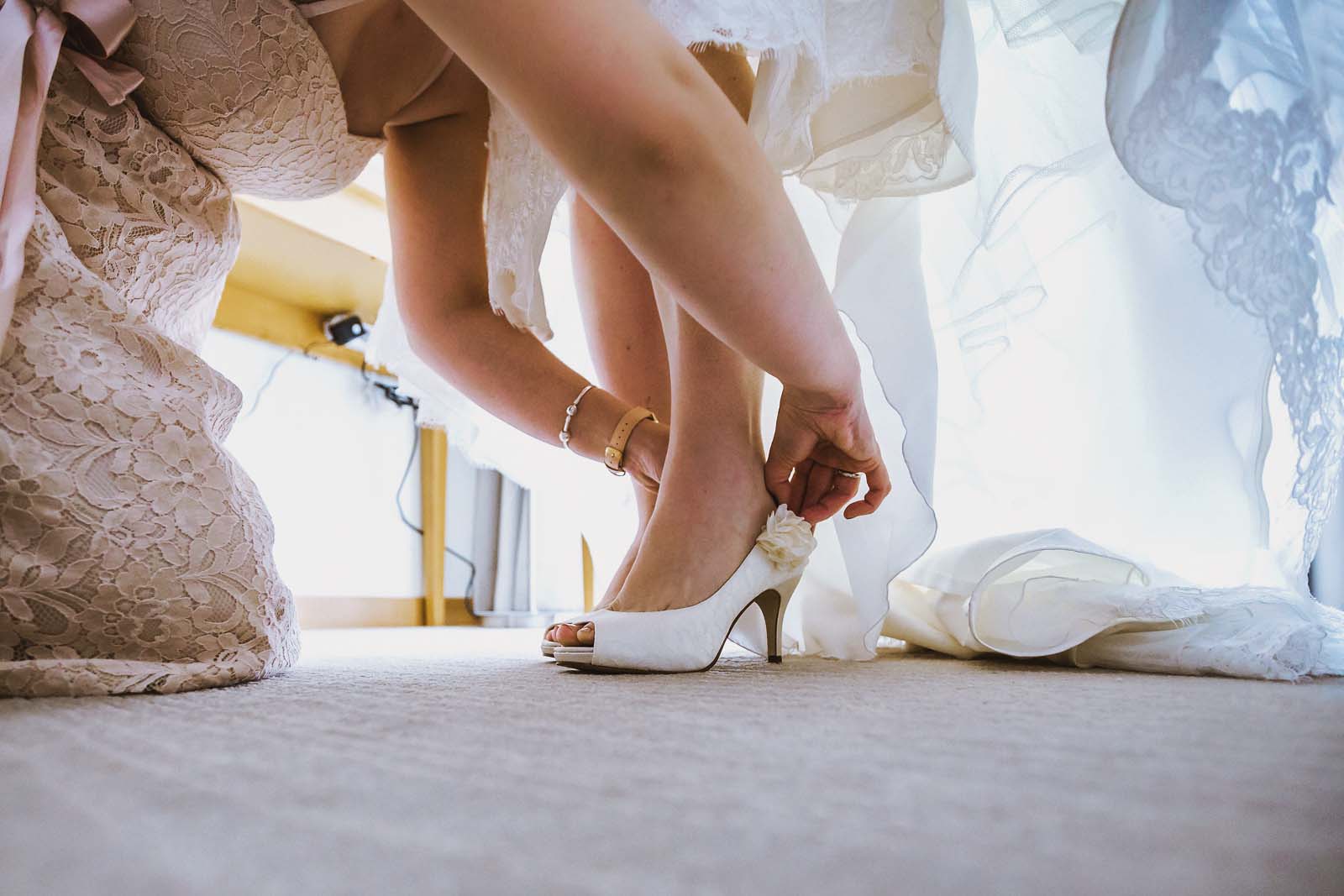 Detailfoto Schuhe Vorbereitung Braut Hochzeit Copyright by Hochzeitsfotograf www.berliner-hochzeitsfotografie.de