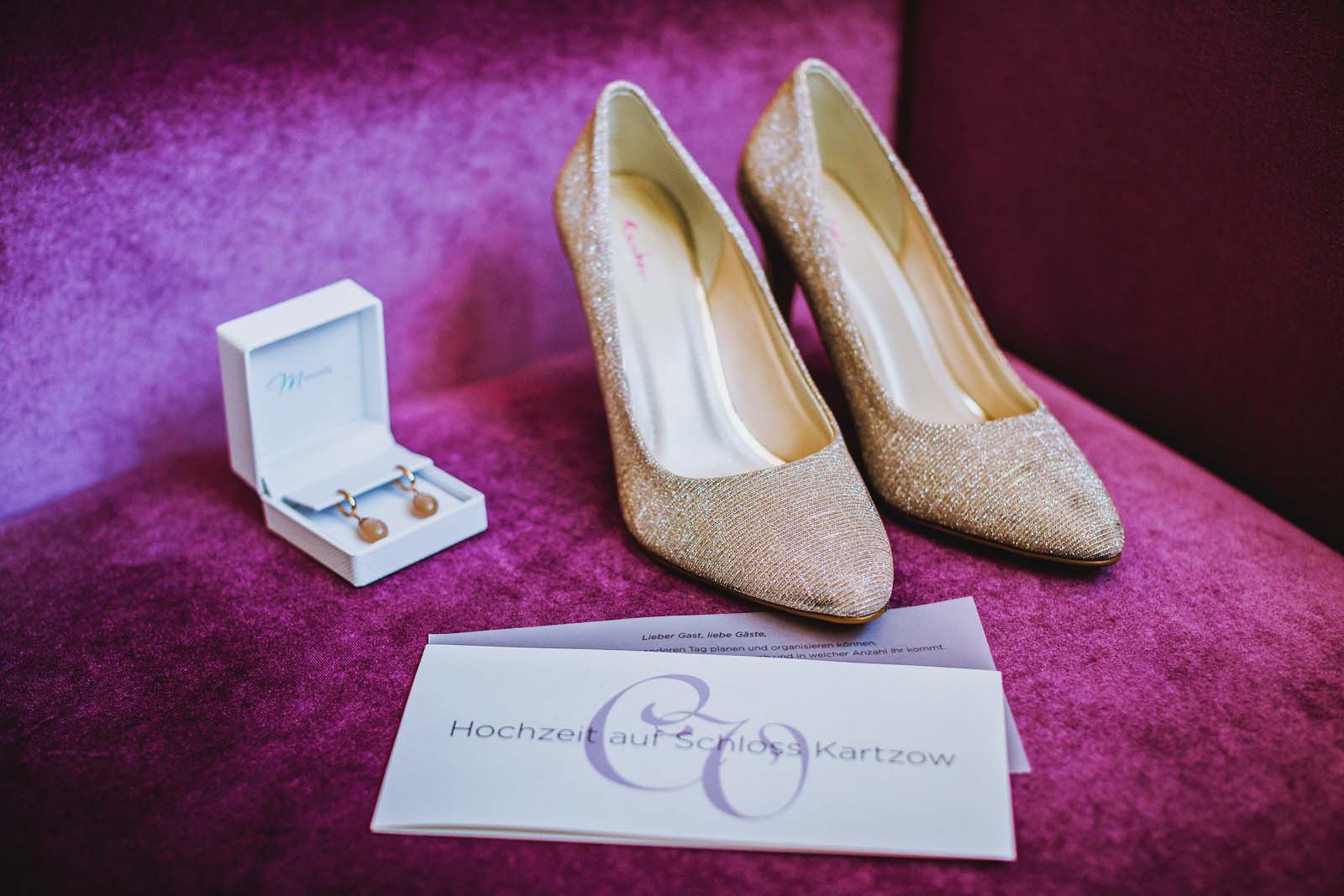 Detailfoto Hochzeit Schloss Kartzow Brautschuhe Copyright by Hochzeitsfotograf www.berliner-hochzeitsfotografie.de