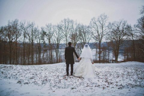 Winterhochzeit Schloss Gut Liebenberg Hochzeitsfotograf Seehaus