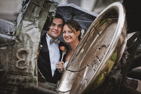 Hochzeitsfotograf mit einem Brautpaar auf der Museumsinsel in Berlin bei Regen