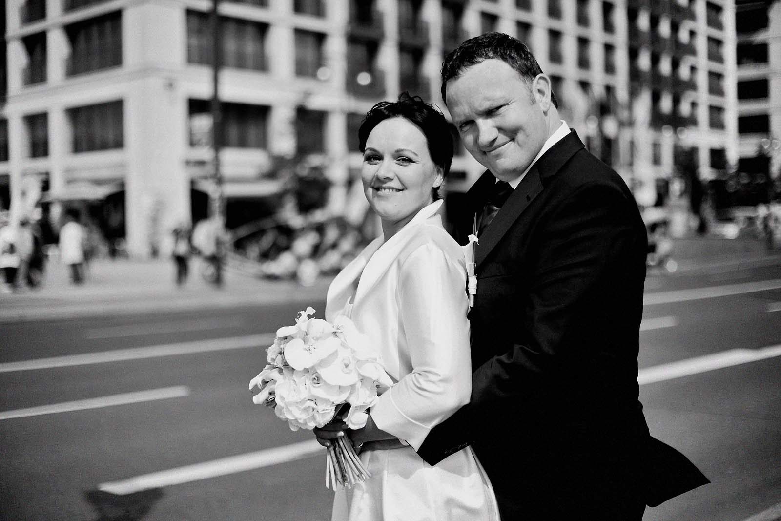 Hochzeitsfotograf Berlin fotografiert ein Brautpaar im Standesamt Rotes Rathaus