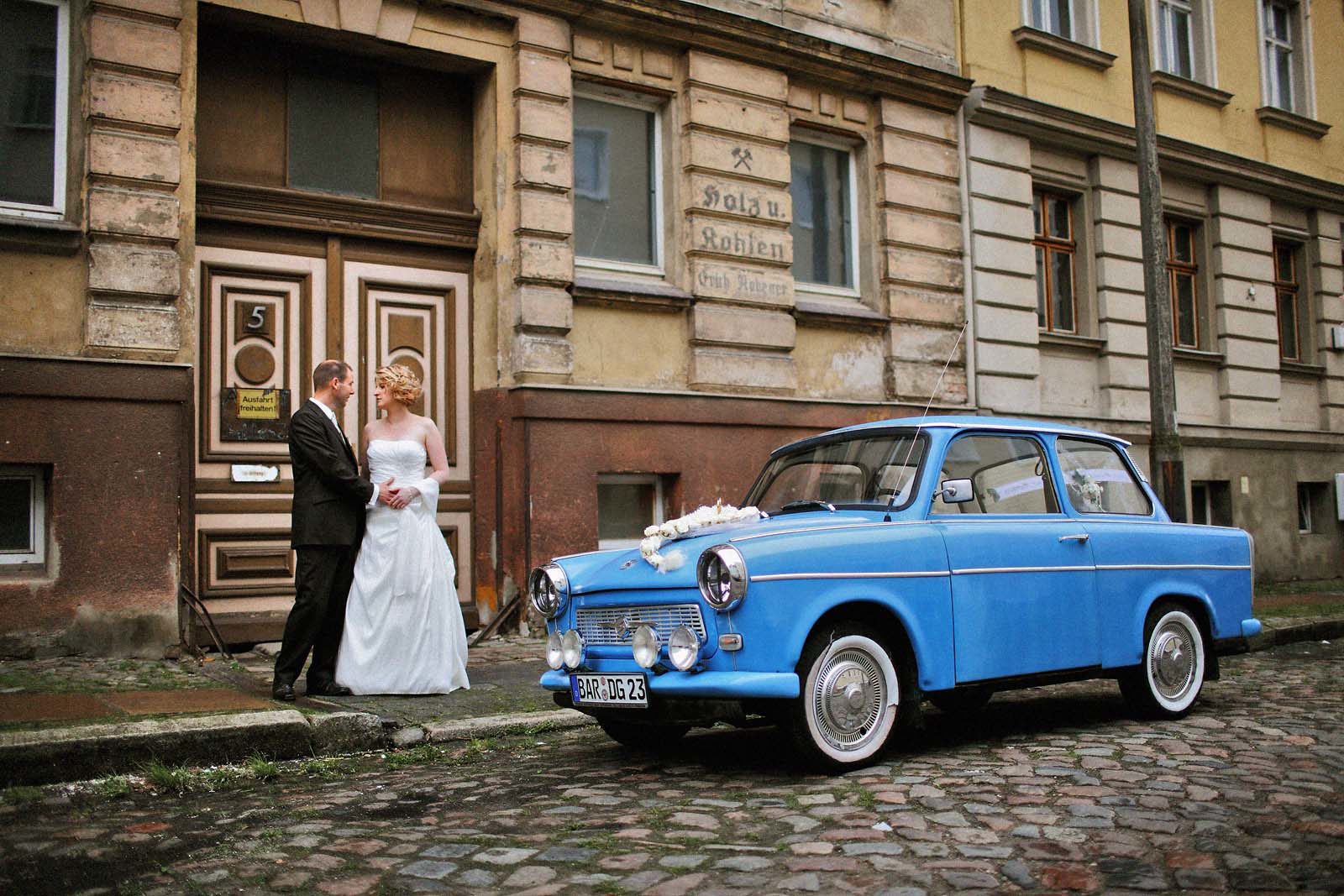 Hochzeitsfotograf Eberswalde mit einem Brautpaar mit Trabbi als Hochzeitsauto