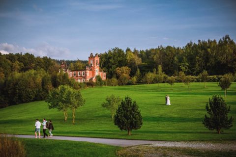 Hochzeitsfotograf Erzgebirge fotografiert ein Brautpaar im Kurpark Bad Schlema