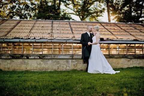 Hochzeitspaaf am Schloss Herzfelde