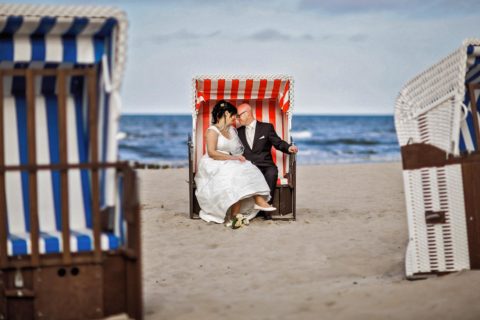 Brautpaar im Strandkorb am Strand von Usedom Hochzeitsfotograf